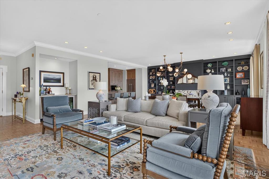 Eight-One-Six South Hanley Condominuim - Residential