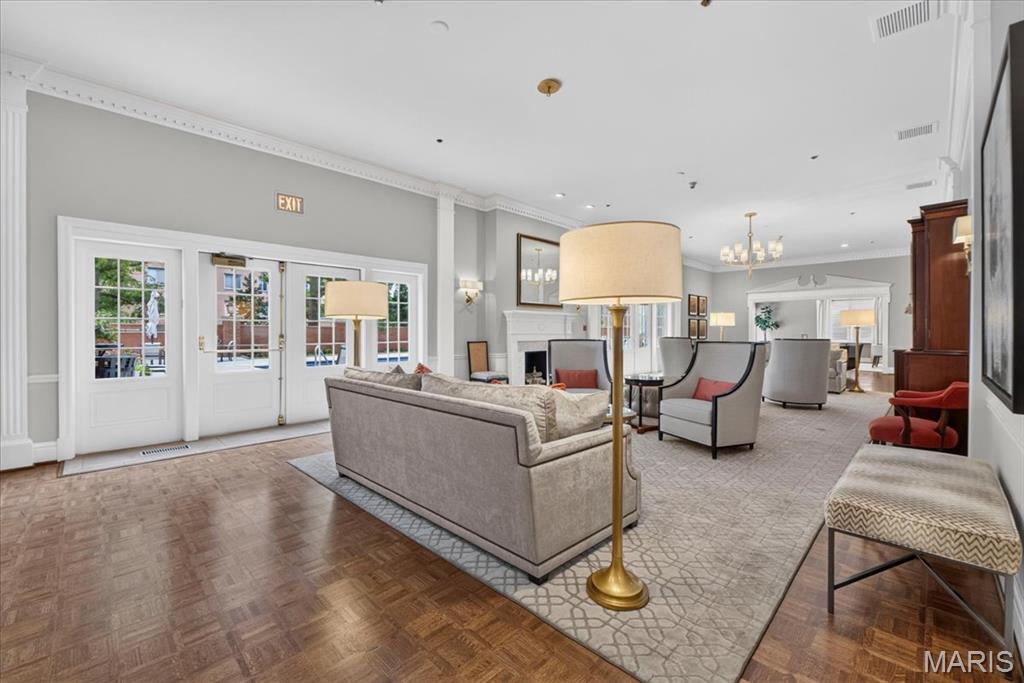 Eight-One-Six South Hanley Condominuim - Residential