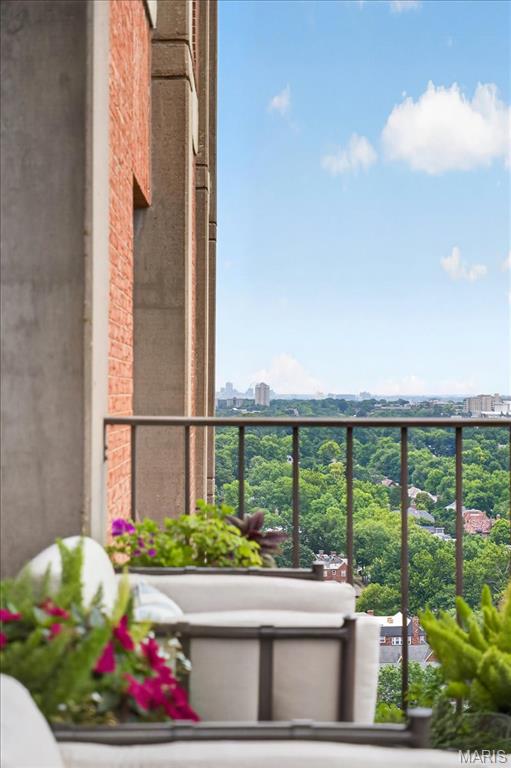 Eight-One-Six South Hanley Condominuim - Residential