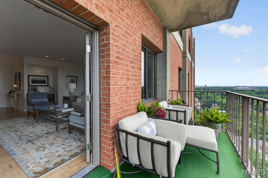 Eight-One-Six South Hanley Condominuim - Residential