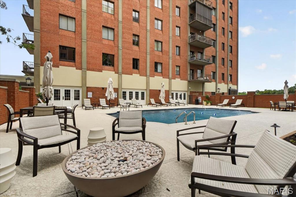 Eight-One-Six South Hanley Condominuim - Residential