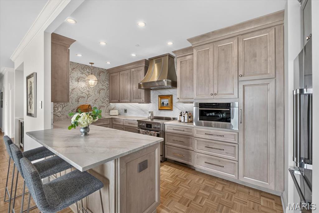 Eight-One-Six South Hanley Condominuim - Residential