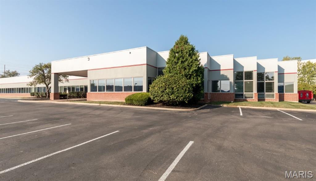 707 Spirit 40 Park Drive presents a 35,916 square foot office/flex building available for acquisition or occupancy in the Chesterfield Valley submarket of west St. Louis County. The property is suited for an owner-user seeking full-building control or an investor pursuing a multi-tenant value-add strategy in one of the metro’s most established suburban office corridors.

The building offers a divisible floor plan with six suites ranging from approximately 2,400 to 13,100 square feet, providing flexibility for a single occupant or multiple tenants across a range of size requirements. Interior finishes are modern and updated throughout, reducing near-term capital requirements for an incoming occupant or new ownership. Parking is a functional advantage at 280 dedicated spaces — a 4.26/1,000 SF ratio that accommodates dense office users and supports a variety of flex and professional service tenants. Prominent building signage is available on Chesterfield Airport Road, offering direct visibility to one of the submarket’s primary arterials.

The site sits immediately adjacent to the $130M Gateway Studios development and benefits from established submarket infrastructure: direct access to I-64, proximity to Chesterfield Commons, St. Louis Premium Outlets, and a deep concentration of retail, dining, and hospitality amenities within a short drive. The surrounding demographic profile is strong, with average household incomes exceeding $290,000 within three miles and $349,000 within one mile.

For sale at $5,387,400 ($150/SF) with a lease option at $22.00/SF Full-Service Gross, the property offers deal flexibility for qualified buyers and tenants. Both structures are available and can be tailored based on the prospective party’s occupancy or investment objectives.