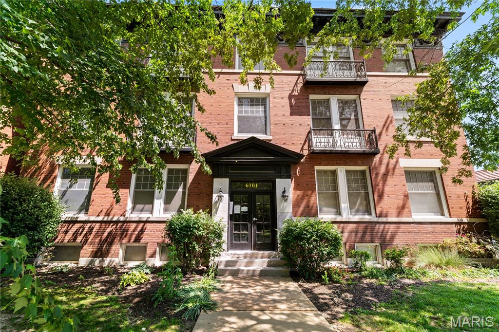 Located in the sought-after Skinker DeBaliviere neighborhood, this updated 2-bedroom, 1-bath condo offers the perfect balance of historic charm and everyday convenience. Just moments from the Delmar Loop, Forest Park, WashU, BJC, The Muny, and the St. Louis Zoo, you’ll enjoy living near some of the city’s most loved destinations. Inside, natural light fills the living spaces, highlighting hardwood floors and an open, comfortable layout. The kitchen features granite countertops, custom cabinetry, and stainless-steel appliances. Two bedrooms provide flexibility for guests, a home office, or additional living space, while the full bath offers generous cabinetry. Enjoy a private covered deck just off the kitchen, ideal for relaxing outdoors. Fresh paint, in-unit laundry, a secure assigned parking space in the gated lot, and a dedicated basement storage locker complete this move-in-ready opportunity.