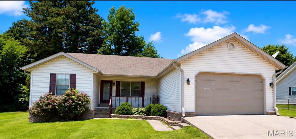 Custom built one owner, 3 bedroom, 2 bathroom home that offers vaulted ceilings, crown molding, custom cabinets throughout, his & her closets in master.  This is one you will not want to miss out!  Priced to sell!  Owner is a licensed agent