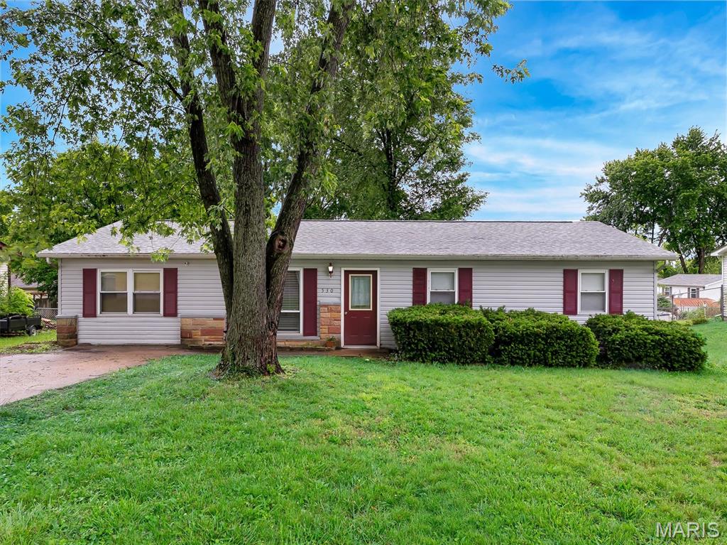 3 Beds and 1 full Bath Ranch style home perfect for first time homebuyers or someone wanting to downsize. Enjoy having everything you need on one level with bonus features large family room, 13x15 screened in Patio and fenced backyard. Located walking distance to park and in a quiet neighborhood.