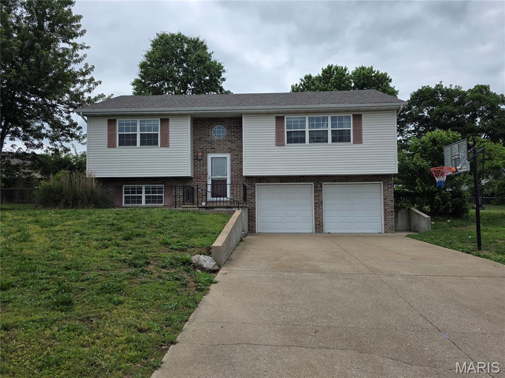 Wonderful 4 Bedroom 3 Bath Split-Foyer Home located on quiet street. Has Great Room, Open Dining Room/Kitchen with Oak Cabinets, and all Kitchen Appliances. Access to large deck off Kitchen for entertaining. Primary Suite has large bedroom and has 2 walk-in closets and private bath, 2 additional bedrooms and another full bath on main floor. Finished lower level has Family Room with fireplace, Large 4th Bedroom, and 3rd Full Bath. Utility Room on lower level. Spacious Double Car Garage with lots of storage cabinets and work space. Heat Pump and Central Air. Located on large lot with Fenced Back Yard close to Schools, Shopping, and Fort Leonard Wood.