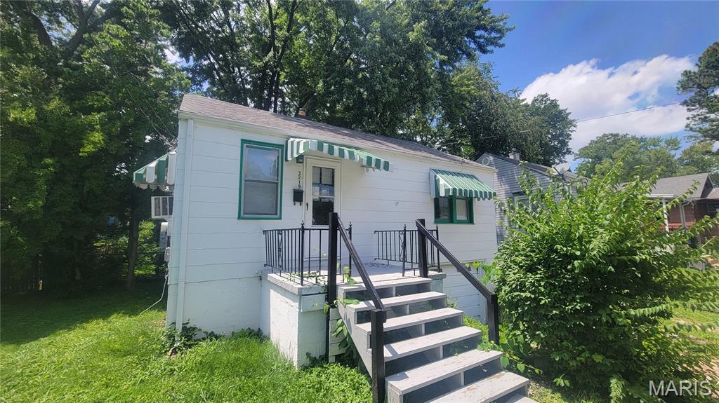 OUTSTANDING OPPORTUNITY!!! This Breckenridge Beauty is sure to pleas!  Large rooms, hardwood floors and MORE! Newer furnace, water heater, electric panel & great fenced yard make this one a WINNER! Schedule a showing today! Property is to be sold in its current as-is condition with no warranties or representations by the Seller. Seller will not make repairs nor provide any inspections. Seller's addendum is required after terms of sale are agreed upon. Special Sale Contract (Form #2043) required. Proof of funds or pre-approval letter required with offer.