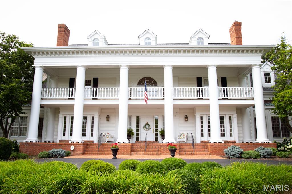 There’s something special about a Southern Colonial home - this one strikes a balance between elegance & comfort, delivering spaces that bring calm & beauty into everyday life. Situated in a gated community on a private level acre in Frontenac Place. Perfect floor plan for entertaining with 12' ceilings throughout the first floor, 10' on the upper, & an abundance of windows bringing the outdoors in. Light-filled entry foyer with views through the home to the lush backyard with a gorgeous patio & a NOLA inspired water feature. Exquisite study wrapped in rich millwork, formal dining, & living room that feels rooted in history with French doors to patios & green space. Vaulted custom kitchen & breakfast rooms are surrounded by windows. Exquisite primary wing on main with sitting area, fireplace, & updated bath. Floating staircase leads to an in-laws suite, plus 4 additional bedrooms & 2 full baths. Walkout LL with bedroom suite, office, fitness room, & theater with bar. Plenty of storage.