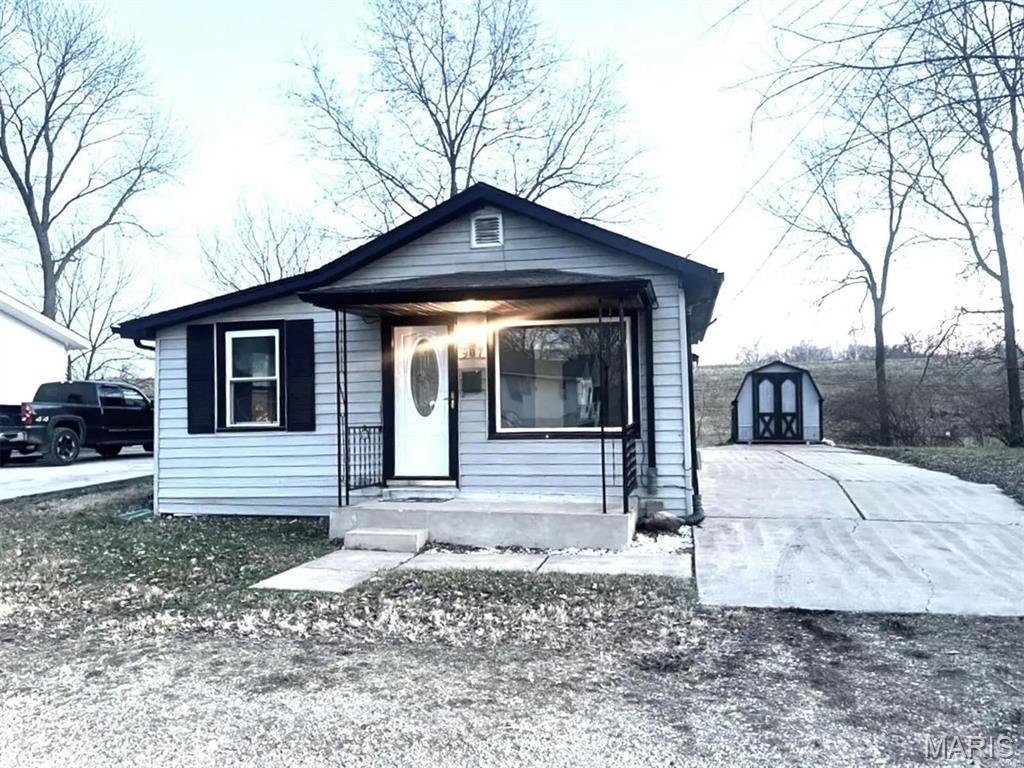 This outstanding investment opportunity is eagerly awaiting a new owner! Freshly renovated with new paint and vinyl flooring, this property is zoned for commercial use. Location: Business Park