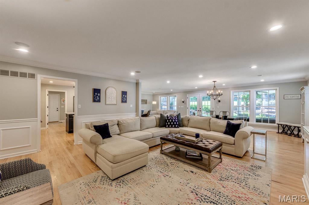 Woodview Manor Lt 14 & Charles A - Residential