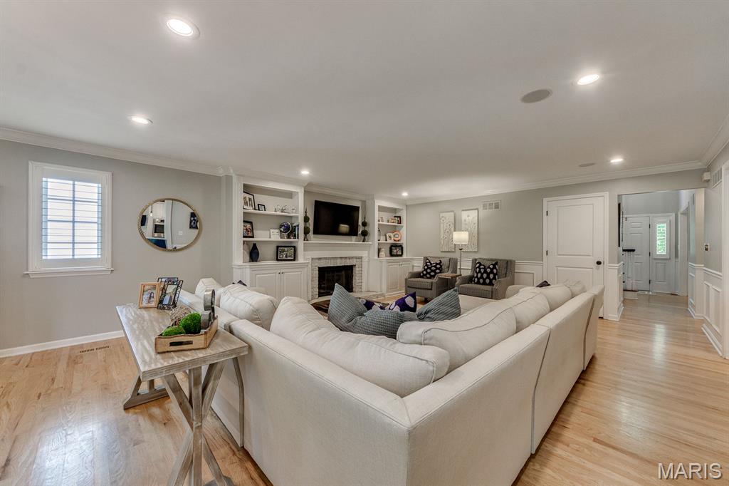 Woodview Manor Lt 14 & Charles A - Residential
