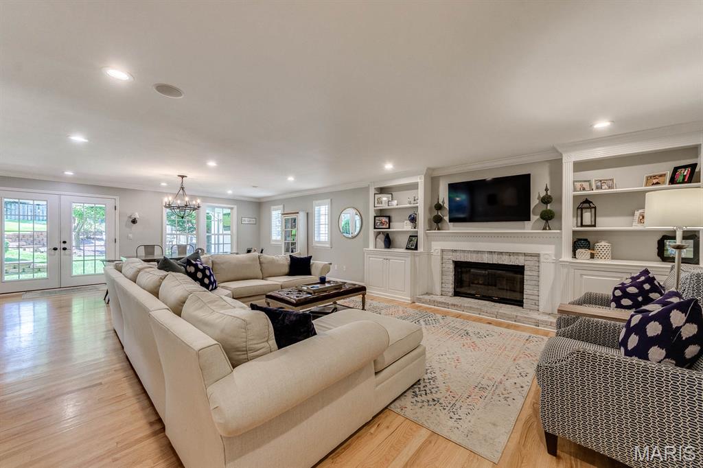 Woodview Manor Lt 14 & Charles A - Residential