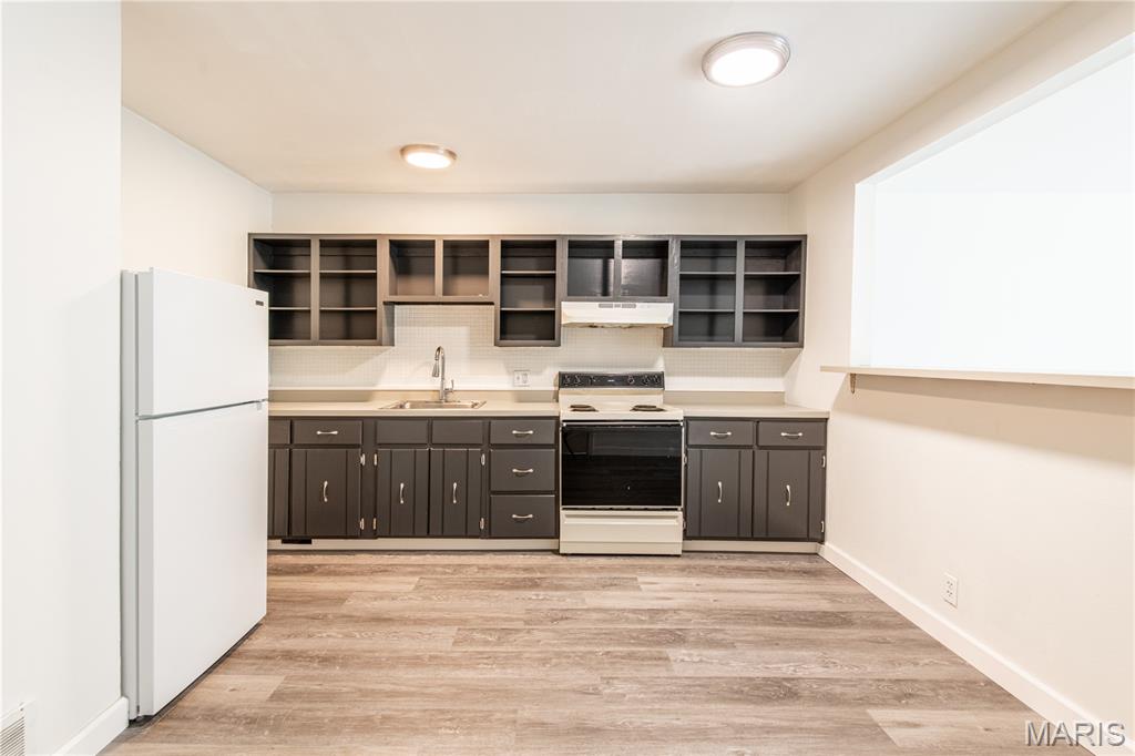 This 3-bedroom, apartment is spacious (1,000 sq ft), loaded with features, and in a great location.  The complex is located in Jefferson County, just minutes from everything on Highway 30 and also minutes from Eueka in St. Louis County. The location offers access to shopping, entertainment, restaurants, highway access, and more. 
The property's main level features a large living room with abundant natural light, a large kitchen with a dining area, a pantry, appliances, and a private balcony. The home has new flooring and fresh paint throughout.
The complex offers month-to-month lease terms, providing tenants with flexibility. Pets are welcome, and the complex has several green areas for walking them or relaxing.