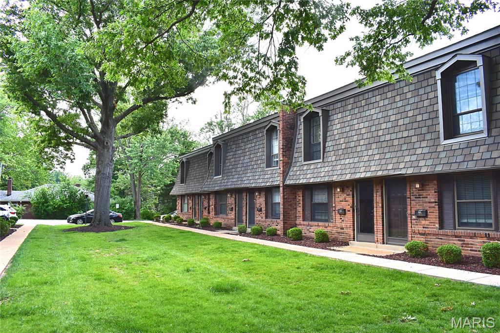 Well maintained 2 bedroom, 1.5 bathroom townhome in Mehlville school district! Gorgeous kitchen with custom cabinets, granite countertops, backsplash tile, kitchen island, range hood and stainless steel appliances. Newer flooring throughout the whole unit, baseboards, light fixtures and newer windows. Both bathrooms are nicely updated with ceramic tile and new vanity. Washer & dryer on the main floor are included. Assigned parking space and condominium swimming pool. Conveniently located close to highway 55, shopping and restaurants. Make this condo your new home today!