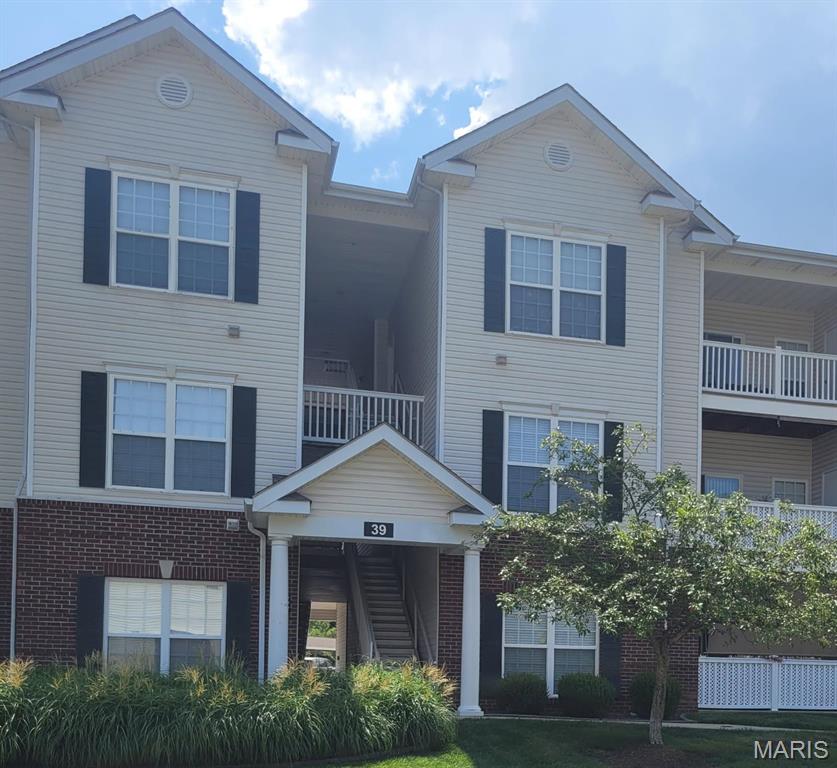 Beautiful development in the heart of South County. Garden style 1st floor condo with brand new carpeting, base boards, fresh paint thru out, brand new built in microwave, new garbage disposal, some new fixtures plus refrigerator, washer and dryer stay. One assigned carport space with ample guest parking. 
Clubhouse, Fitness Center, Three Meeting/Conference Rooms, Pool and more.
 Near shopping, restaurants, major roads and everything south county has to offer.