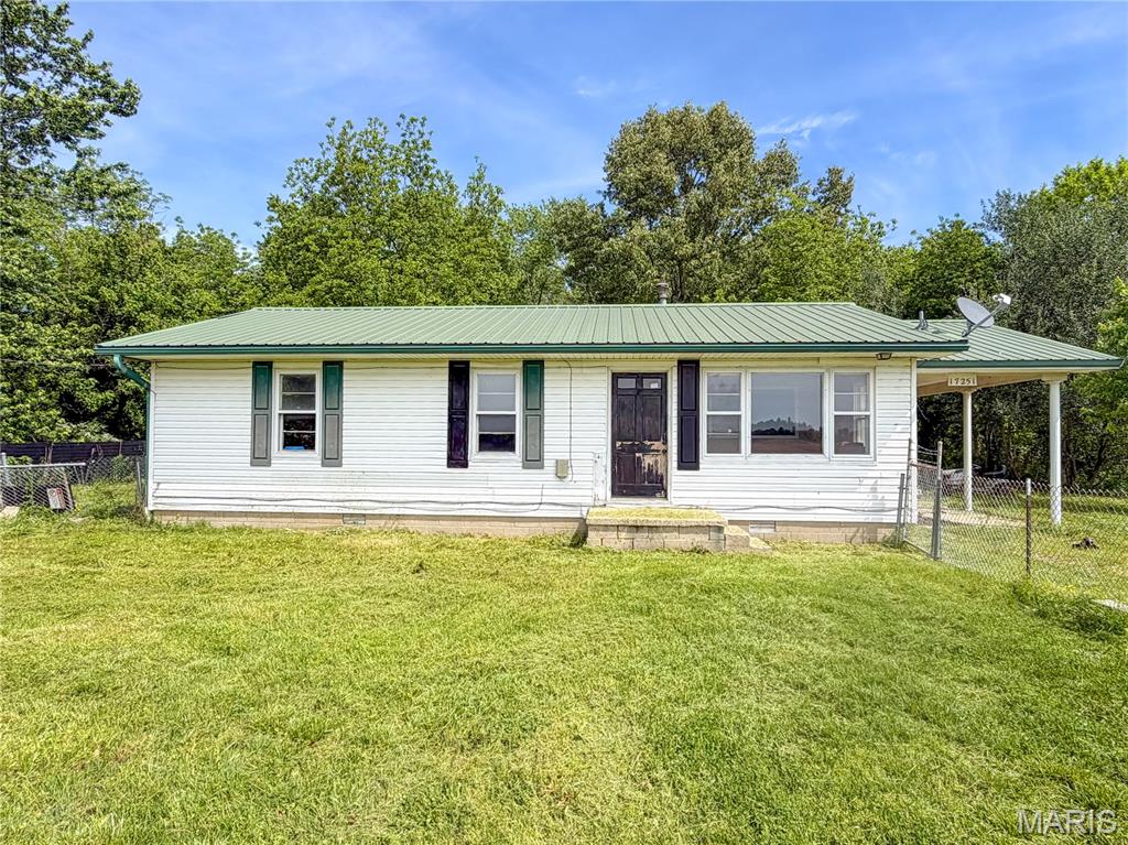 Set on 0.88 acres outside city limits, this property offers space and flexibility.
With room to spread out, it’s well suited for pets, a garden, or simply enjoying a little more privacy.
Inside, you’ll find a simple 3 bedroom layout, along with original hardwood flooring just waiting to be brought back to life.
The fully fenced front yard adds both function and peace of mind.
A great opportunity for a first-time homebuyer looking for something affordable.