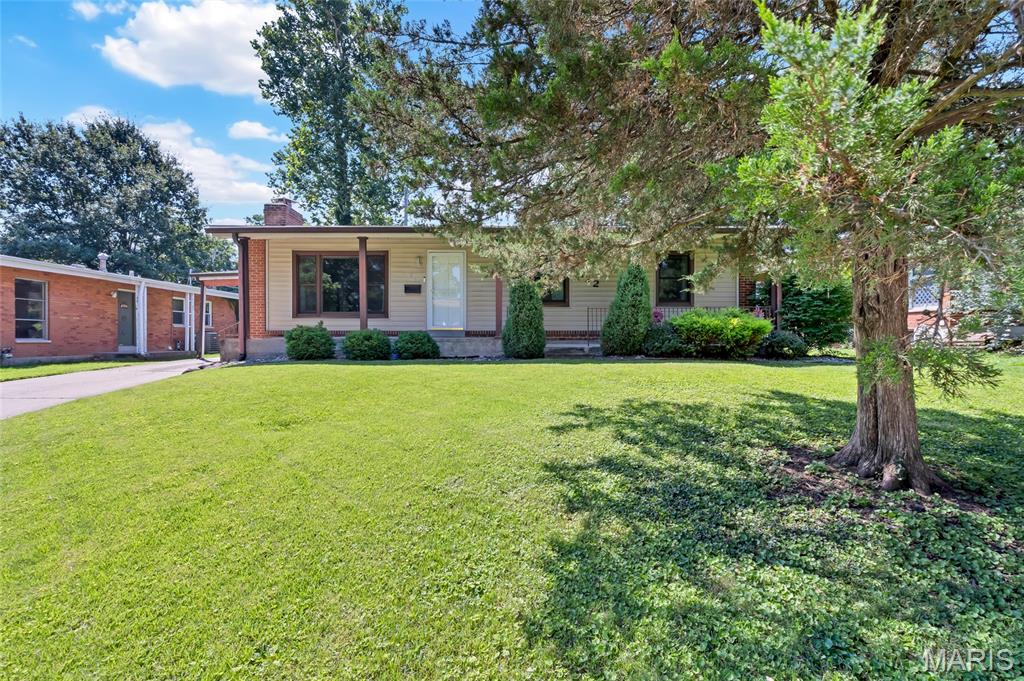 Charming 3-Bedroom in Webster Groves School District!
Fall in love with this inviting home featuring an open floor plan perfect for modern living. A welcoming front porch sets the tone, leading into a bright main level with hardwood floors and an updated kitchen ideal for cooking and entertaining. The main floor also offers a spacious living room, dining room, and a cozy family room just off the kitchen. On the main floor you’ll find three comfortable bedrooms and two full baths including a primary suite. The finished lower level boasts a huge rec room and convenient half bath—perfect for movie nights, play space, or a home gym. Enjoy the perfect blend of character and updates in a sought-after neighborhood close to parks, shops, and top-rated schools.