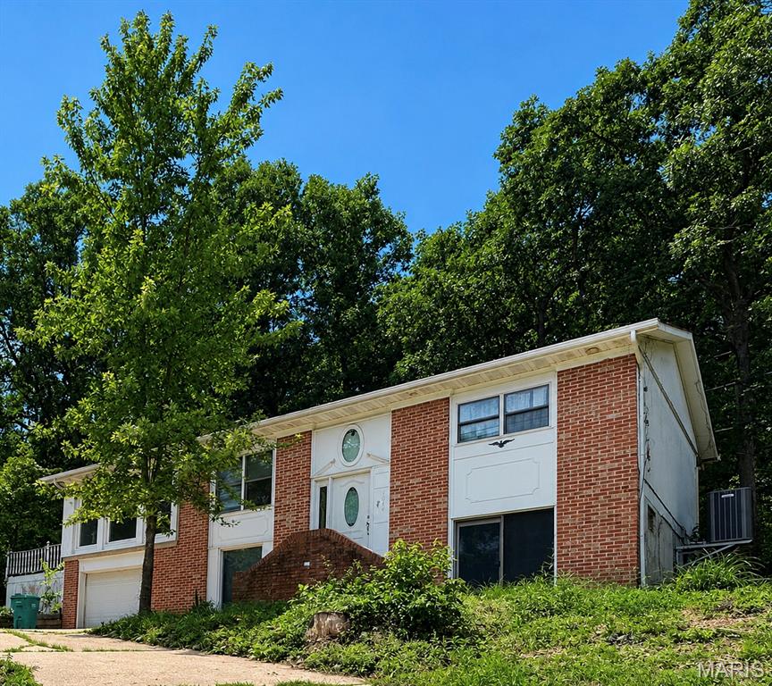 JUST IMAGINE YOUR FAMILY LIVING IN THIS 3-BEDROOM, 2-BATH HOME WITH LAKE VIEW AT PEACEFUL VALLEY. THIS HOME HAS MANY UPDATES. HOME HAS A MODERN KITCHEN WITH STAINLESS APPLIANCES. SPECIAL WOOD MILLWORK, BUILT-IN'S, &  SOLID WOOD PANEL DOORS.  LIVING ROOM FEATURES FLOOR TO CEILING WINDOWS FOR AN ENDLESS VIEW. YOU CAN ACCESS DECK AND BACK YARD FROM LIVING ROOM.  GREAT AREA FOR GRILLING AND ENTERTAINING OR JUST RELAX AND ENJOY THE VIEW.  THERE IS ALSO A TREEHOUSE FOR THE KIDS. LARGE CEDAR WALK-IN CLOSET ON LOWER LEVEL. PRIMARY SUITE WITH PRIVATE BATH, CLOSET, AND LAUNDRY AREA.  HOME HAS 1-CAR GARAGE WITH OPENER AND KEY PAD. SEPARATE PARKING OFF ROAD FOR BOAT. HOME IS LOCATED NEAR COMMUNITY POOL, TENNIS COURT, LODGE, AND BOAT RAMP. CALL FOR YOUR PRIVATE SHOWING.