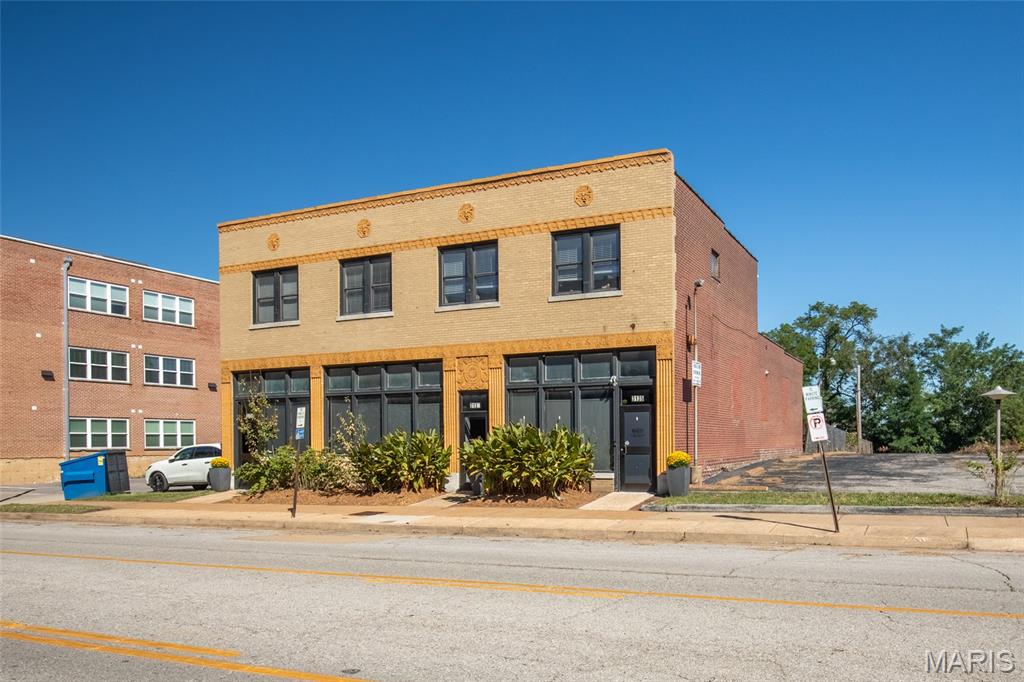 3135 Lafayette Ave is a 5,830 SF two-story office/warehouse in St. Louis’ Gate District, just minutes from Downtown and SLU. The property, a former post office with historic brick construction, offers strong adaptive reuse potential including conversion of the second floor into two residential units with an existing kitchen and two full restrooms. A rear garden lot provides the opportunity for on-site parking, while the building also features a prep kitchen and rooftop HVAC units. This versatile asset presents an attractive option for investors, owner-users, or redevelopment.