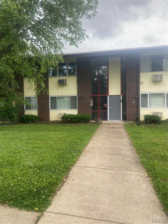 Updated upper level, Two bedrooms, one bath unit with newer kitchen countertops, sink, faucet, garbage disposal, range and rangehood. Bathroom has newer vanity and toilet. All new light fixtures/ceiling fans. Newer doors and windows. Buildings have security doors.  All electric
 
$50 Application fee for all adults 
Rent $1100
Deposit $1300

2 year lease minimum . Please confirm schools 

Section 8 ok. Location: Interior Unit, Upper Level