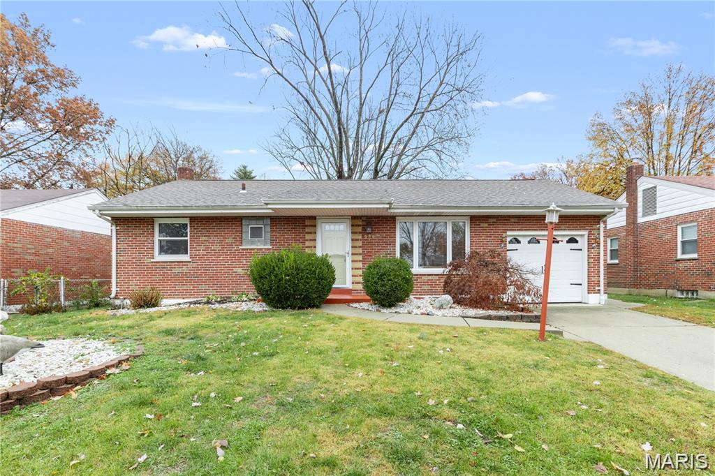 Beautiful 3-bedroom, 2-bathroom home situated in a quiet subdivision with a fenced backyard. This home is move-in ready and a must-see!
We are seeking tenants with no prior evictions or criminal history. Pets are not permitted on the property