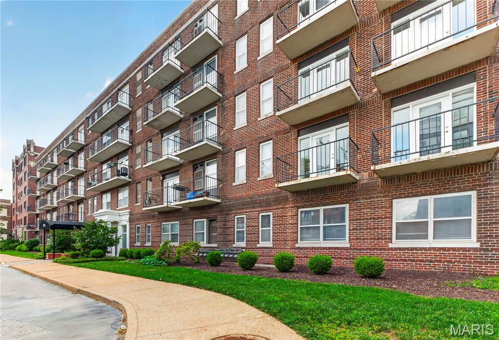 Fully updated, light-filled and truly move-in ready in the heart of DeBaliviere Place! This 2 bed, 1 bath corner unit offers something hard to find in condo living: only 1 shared wall, limited hallway traffic and a little extra peace and quiet.

Inside, nearly everything has been updated. New hardwood and tile flooring, kitchen and bathroom cabinetry, countertops, shower tile, fixtures, under-cabinet lighting, drywall, trim, paint, blinds and more. The HVAC system was replaced in 2023 and recently inspected, and the kitchen features a Bosch dishwasher. The updates continue throughout the building with a new roof, new flooring, drywall, paint and lighting in the common areas, along with major fire safety upgrades. Elevator modernization and a new front awning are also currently underway. Plus, the condo is warrantable, allowing for traditional financing options.

The location might be the best part. You’re just a 3-minute walk from the entrance to Forest Park, putting the History Museum, The Muny, Art Museum, Zoo, tennis courts, miles of walking and biking trails and everything else the park has to offer right within walking distance. Washington University, the Medical Campus and BJC are all nearby, making this an ideal spot for students, faculty and medical district employees.

The Blue and Red Metro lines are right outside the building, offering easy access to WashU, the medical district, Downtown, sporting events and even the airport. Add in 1 assigned secure parking space included with the HOA dues, secure first-floor bike storage, nearby coffee shops, a community pool just a block away and the ability to live an almost car-free lifestyle, and it’s easy to see why this location is so special.

Back at home, the corner location brings in great natural light and offers 3 small balconies perfect for morning coffee, outdoor meals or a little herb garden. The unit is updated, the building is updated and the location is tough to beat. Just move in and enjoy it.