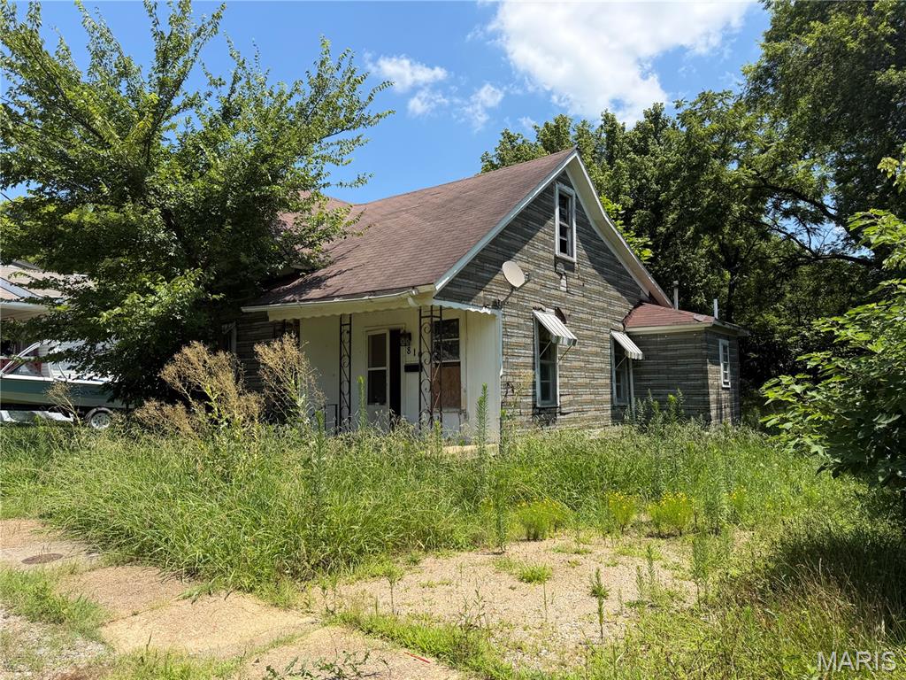 INVESTMENT OPPORTUNITY!! Charming 2 bed 1 bath house. 1,100 +/- sq ft home would be perfect to keep as rental or flip with a little TLC. Call today to set up a showing!!!