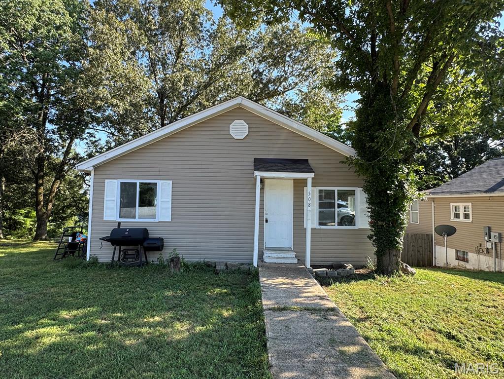 3-bedroom, 2-bath home with an open floor plan, a newer roof, and HVAC, located on a corner lot.