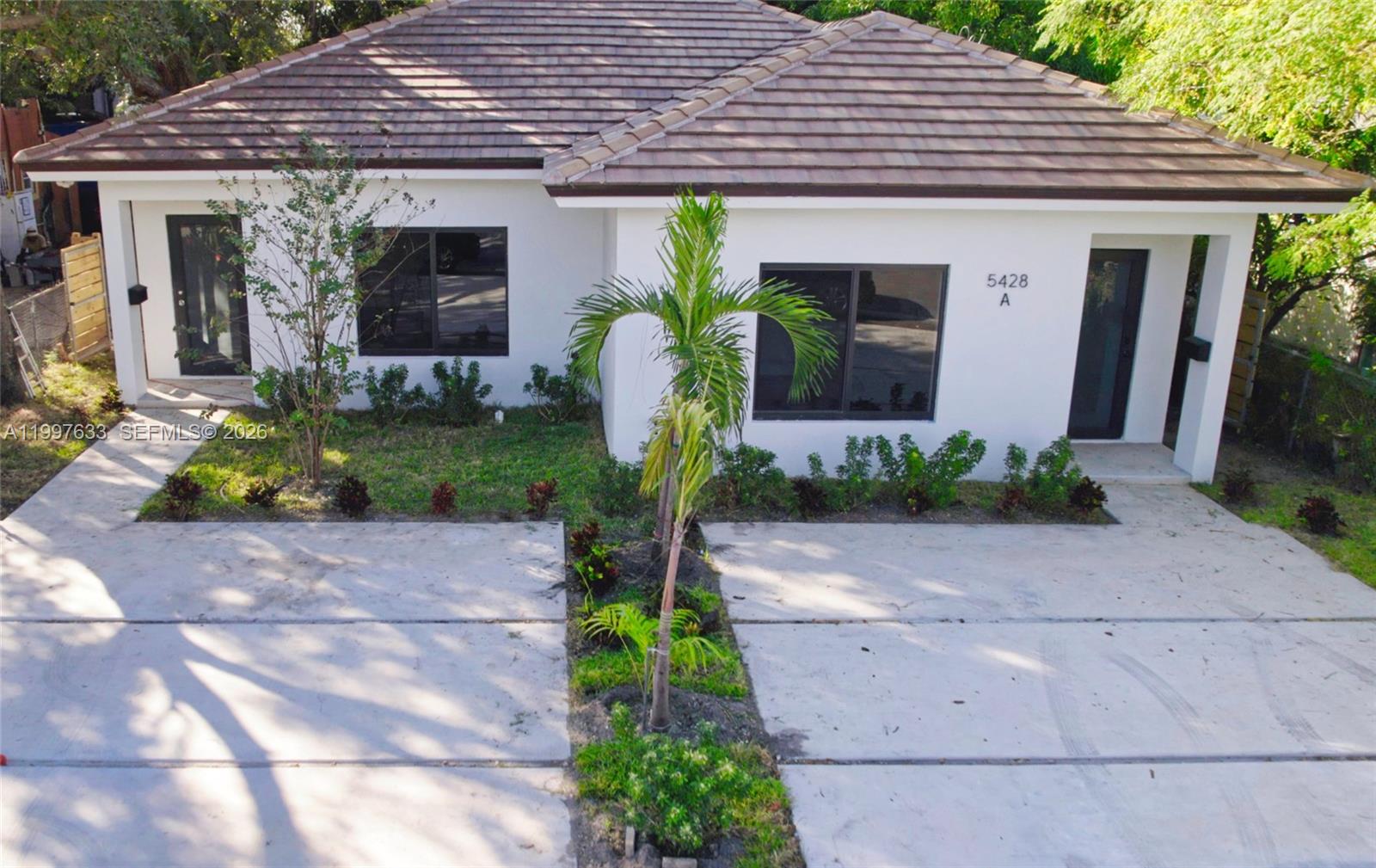 Brand new beautiful duplex 6 bedrooms 4 full bathrooms home at excellent location in Buena Vista Area, just 12 blocks from Design District, less than 10 minutes from Wynwood & Midtown, and 15 minutes from international airport & Miami Beach. both units are currently rented until Nov 2025 for a $3.000,00 E/O Arbnb would be a profit of $8,000 per month if the entire month is rented, it is per house. completely new or brand new