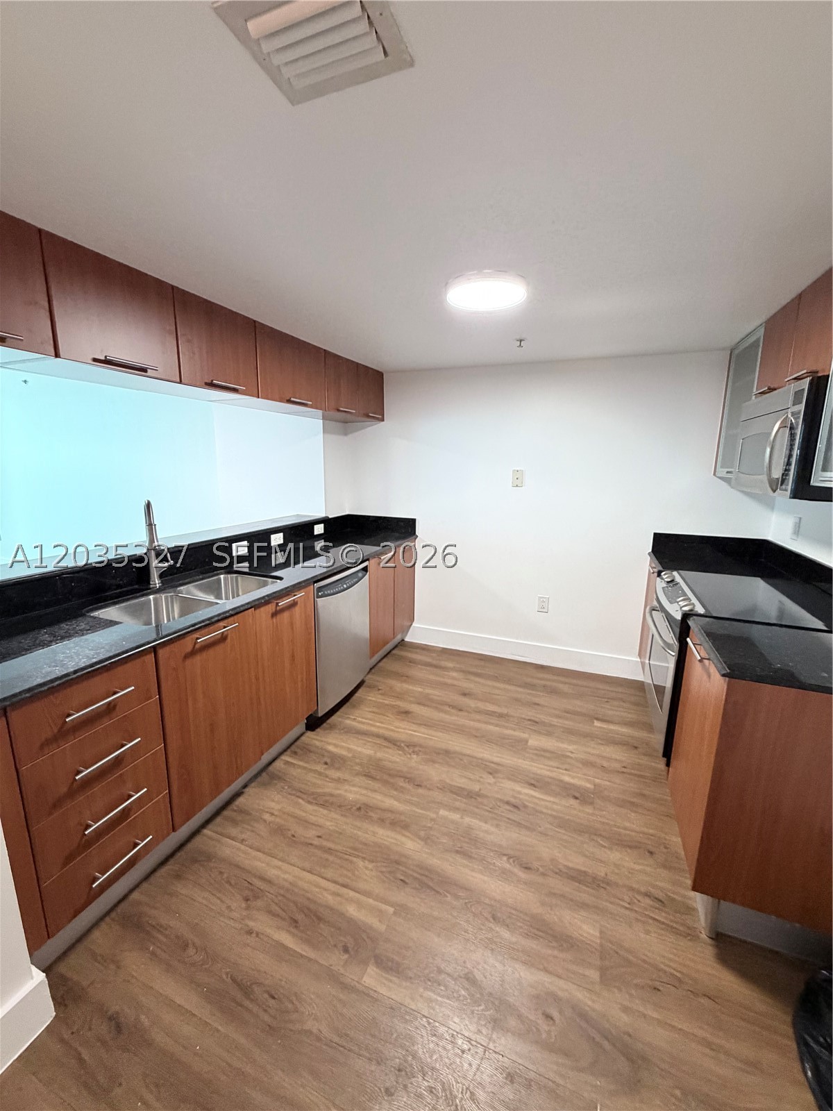 1800 CLUB CONDO - Residential Lease