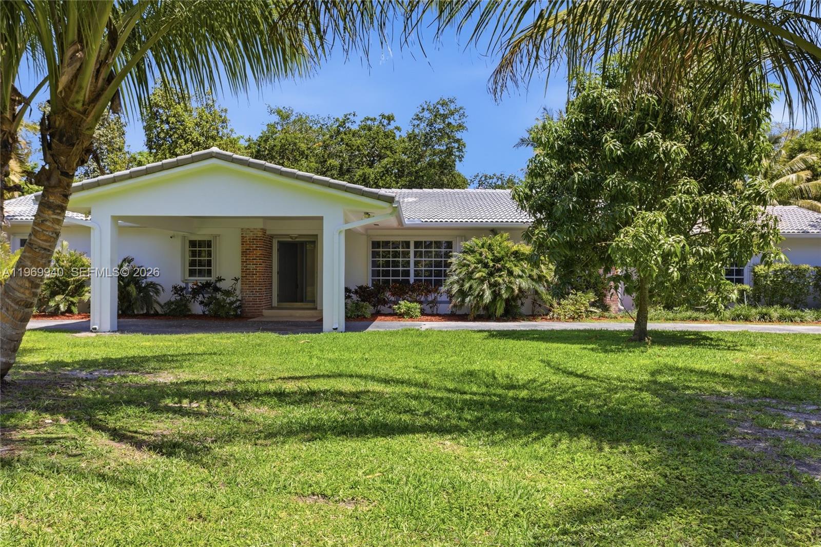 Secluded ranch home with access to a private marina and boat ramp. Beautiful property with mature trees and hedges and within walking distance to Westminister/Alexander schools. This 4/3/2.5 has a huge yard with plenty of room to play and room for toy storage. The home is on top of a ridge in Flood zone "X" and is within miles of every type of shopping that you could ever need. Come look at your future slice of paradise.
House has deeded access to the Deering Bay marina. Boat slips must be purchased separately.