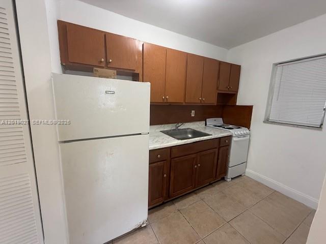 Great opportunity and good location near Coconut Grove, 1 Bed/1 Bath, The unit is rented. The Tanant pays $1400 per month