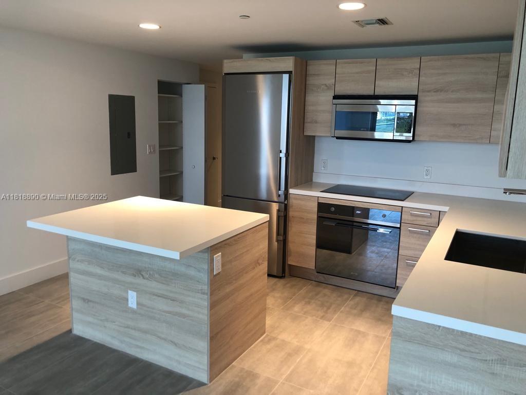 THE HARBOUR NORTH CONDO - Residential