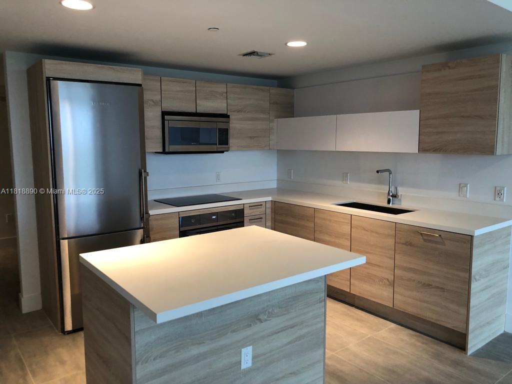 THE HARBOUR NORTH CONDO - Residential