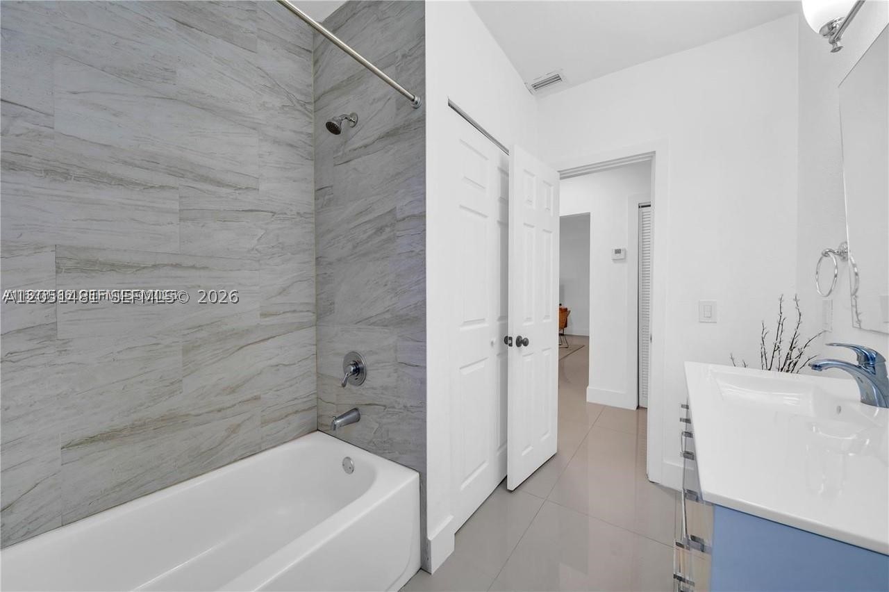 GRIFFING BISCAYNE PK EST - Residential Lease