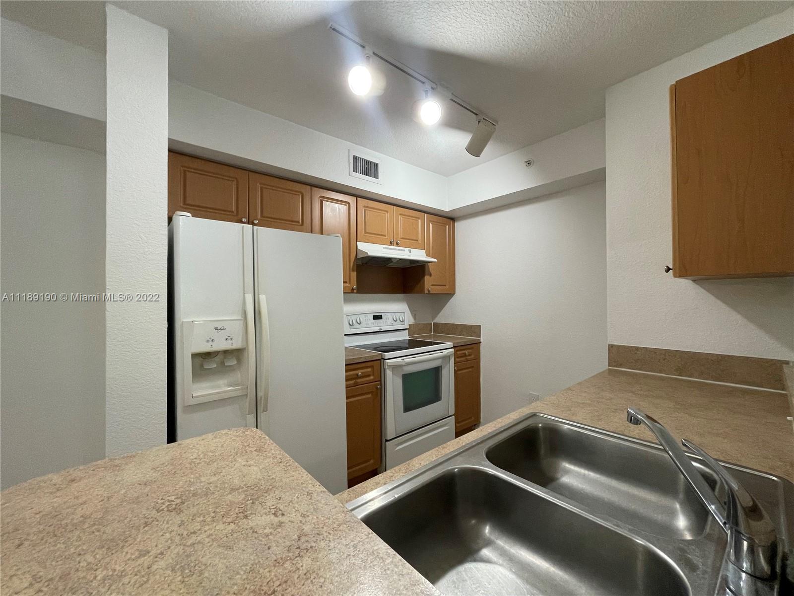 VISTA TRACE 8 CONDO - Residential Lease