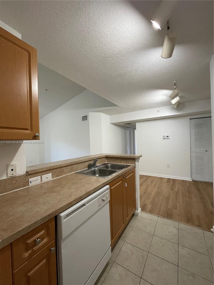 VISTA TRACE 8 CONDO - Residential Lease