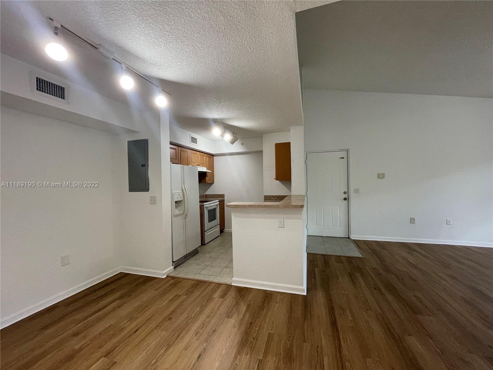 VISTA TRACE 8 CONDO - Residential Lease