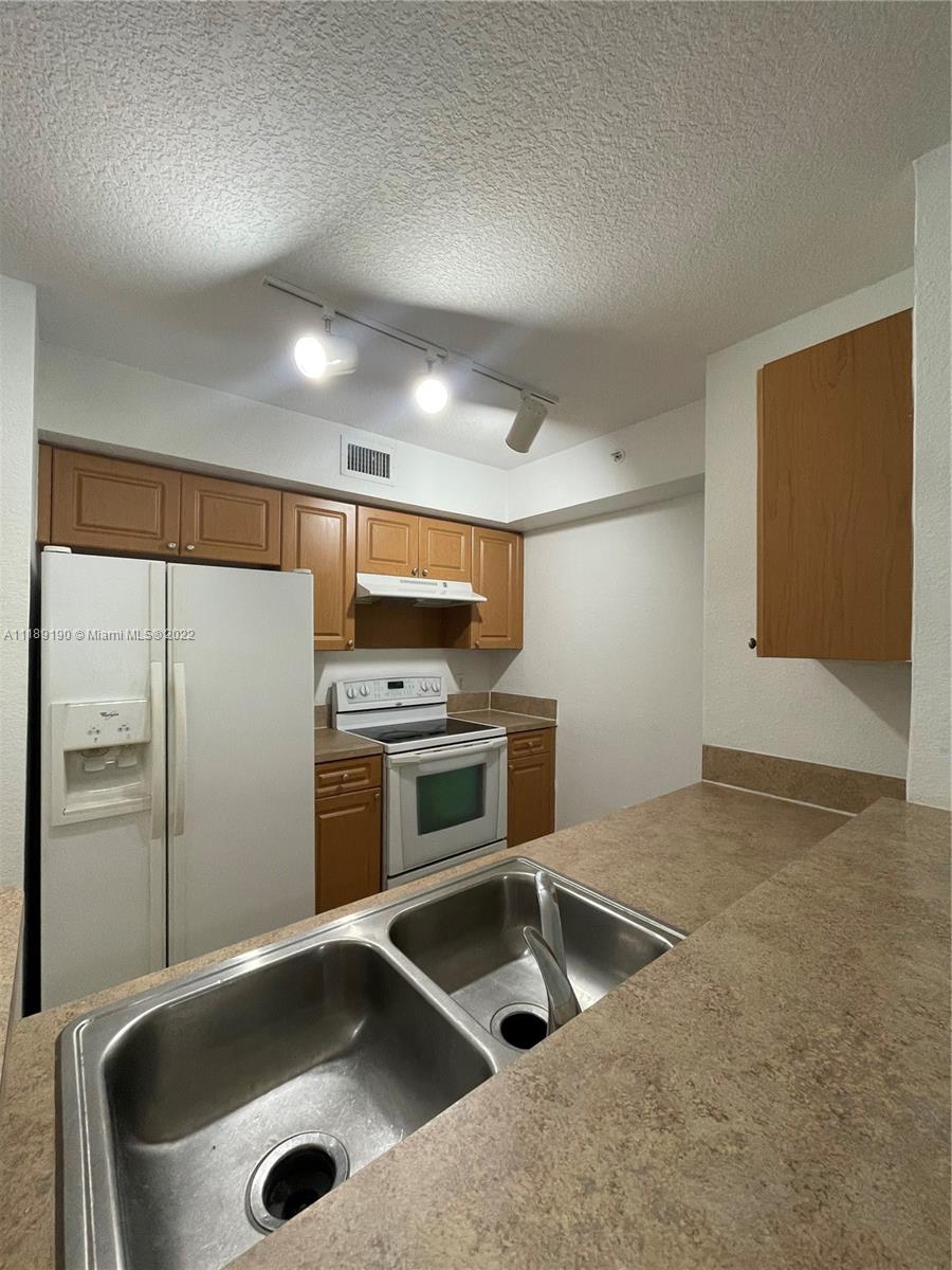 VISTA TRACE 8 CONDO - Residential Lease