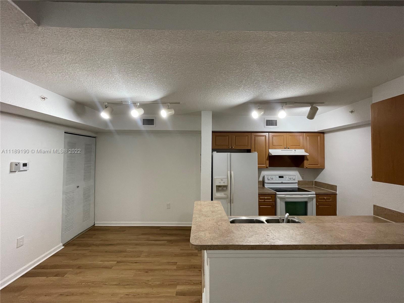 VISTA TRACE 8 CONDO - Residential Lease