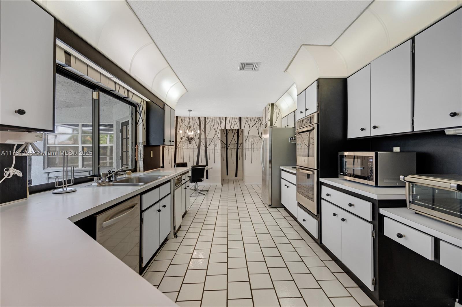 JACARANDA LAKES SEC 1 - Residential