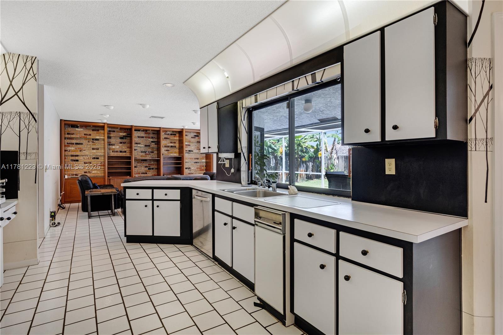JACARANDA LAKES SEC 1 - Residential