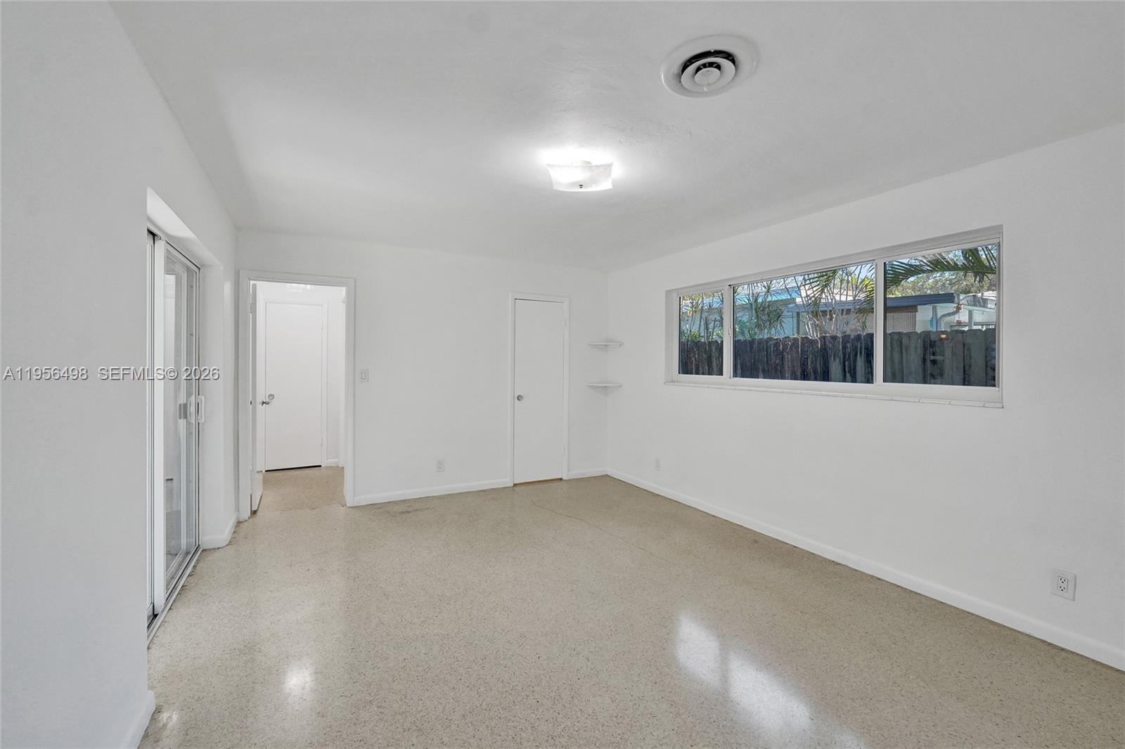 HOLLYWOOD HILLS - Residential