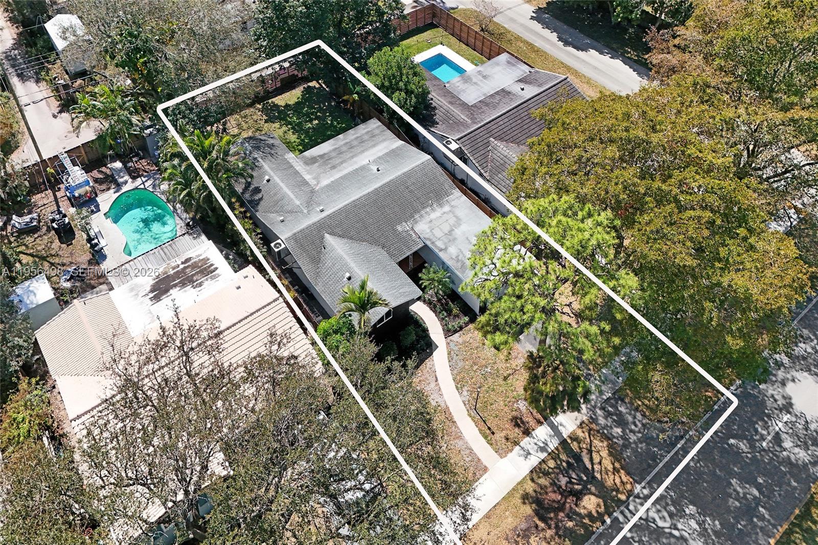 HOLLYWOOD HILLS - Residential