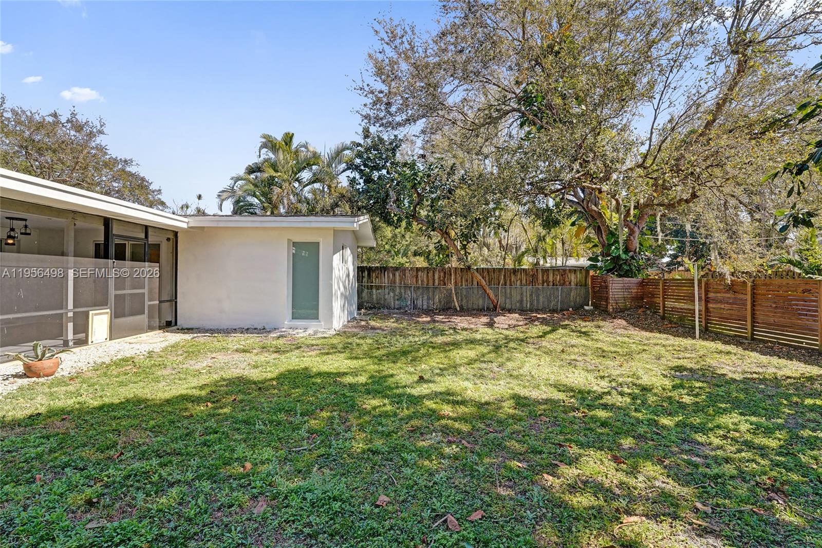 HOLLYWOOD HILLS - Residential