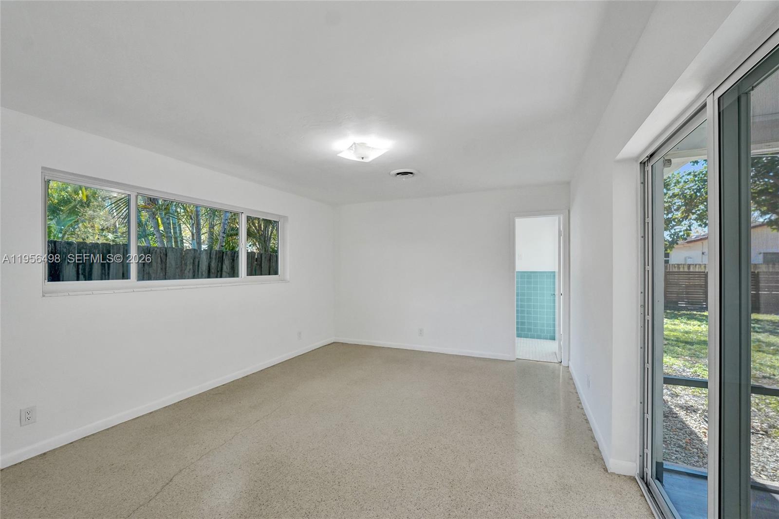 HOLLYWOOD HILLS - Residential