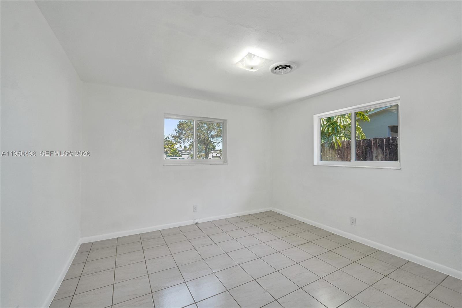 HOLLYWOOD HILLS - Residential