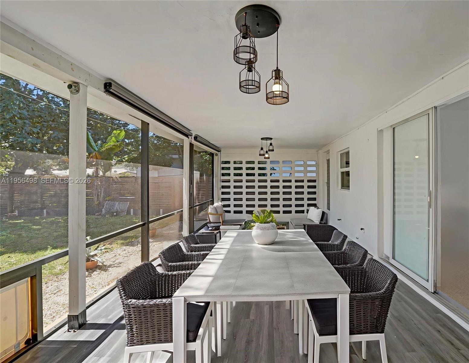 HOLLYWOOD HILLS - Residential