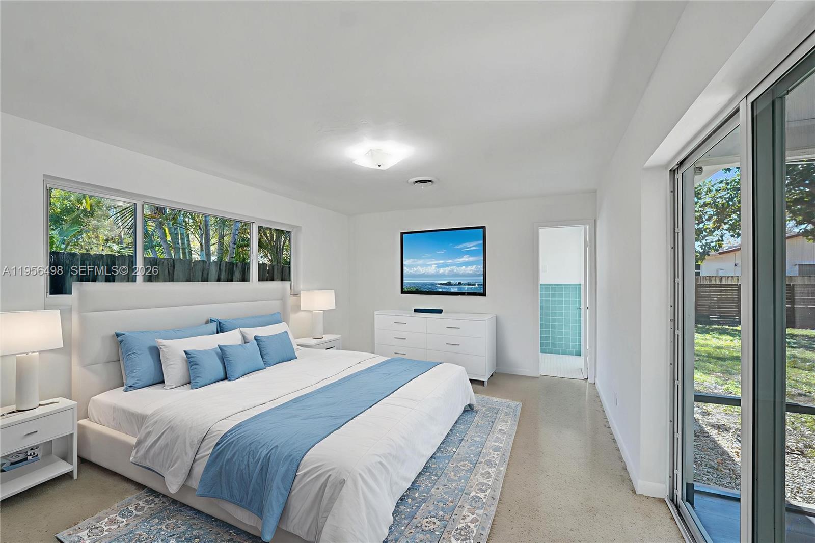 HOLLYWOOD HILLS - Residential